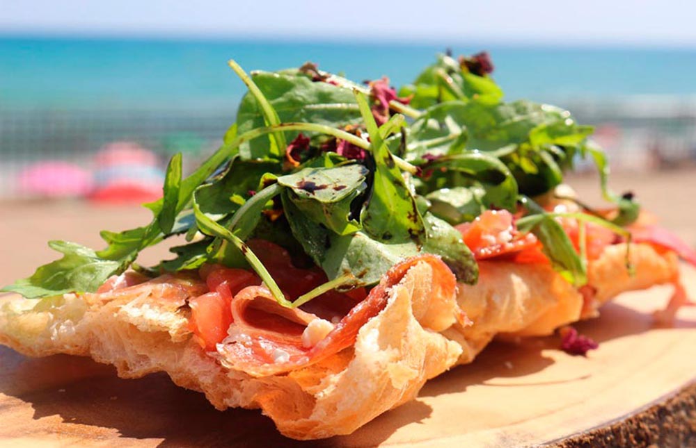 Tosta de Jamón sobre fondo de Mar